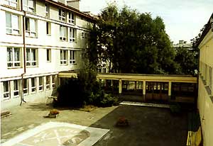 Dziedziniec i XX-wieczne skrzydło przed przebudową w 2000 roku