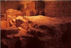 Fragmenty fundamentów romańskiej absydy w Muzeum Szkoły.